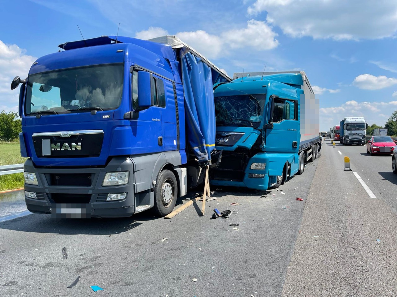 Auf der A2 in Dortmund sind zwei Lkw ineinander verkeilt.