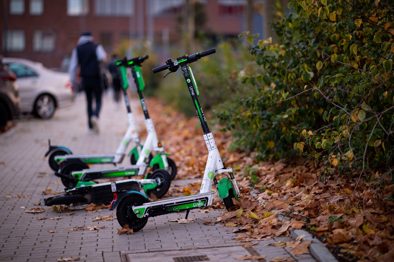 Dortmund: An einigen Ecken stehen E-Scooter herum. (Symbolbild)