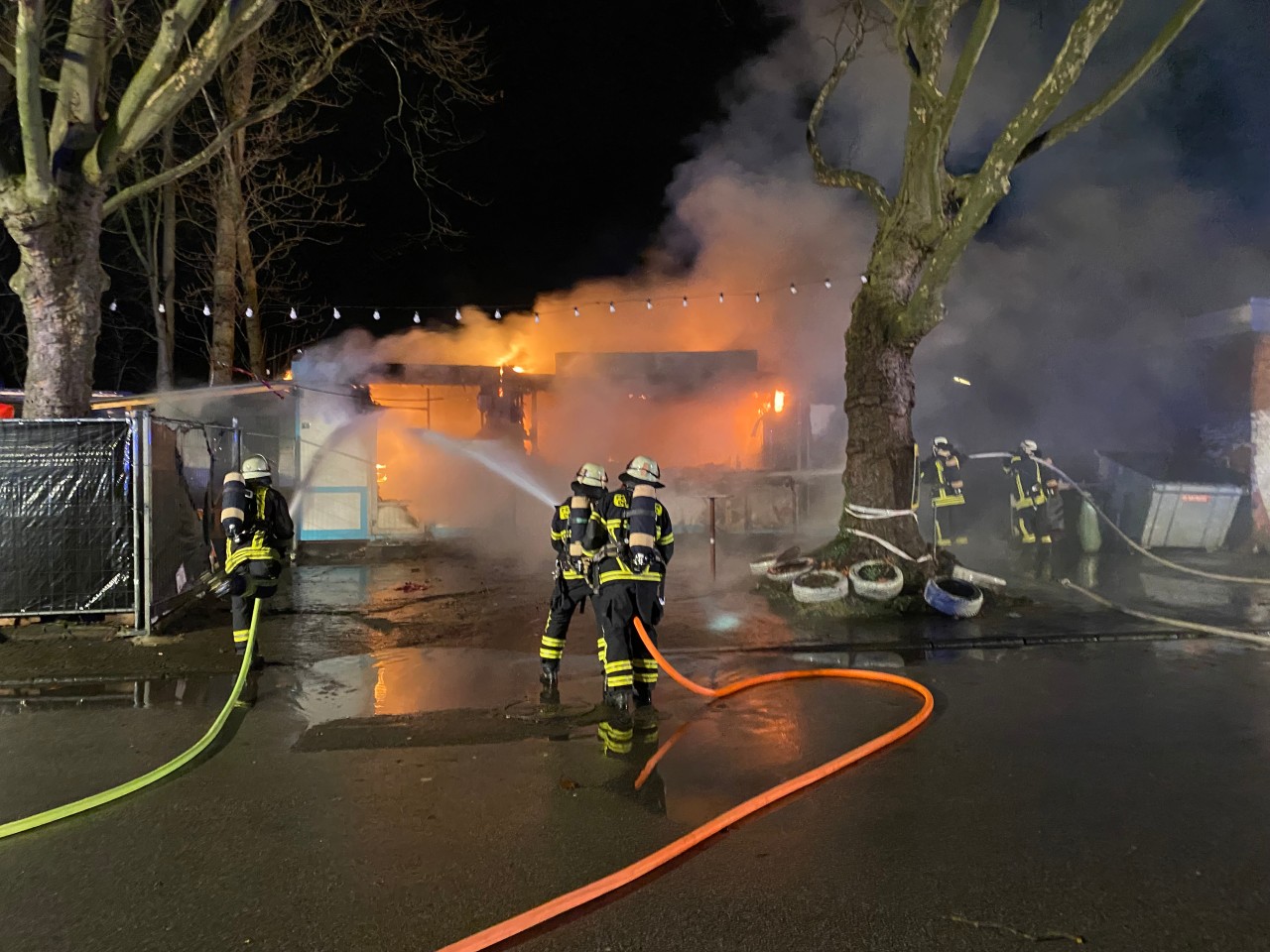 Dortmund: Nach der Explosion in Lindenhorst startet die Feuerwehr den Löschangriff.