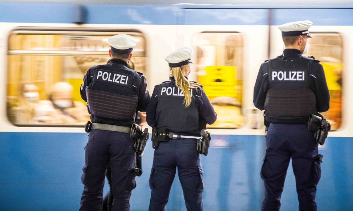 Dortmund-U-Bahn-Polizei.jpg