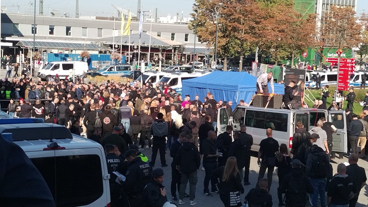 Dortmund: Polizei-Kontrollen vor dem Marsch für „SS Siggi“ sorgen für Verzögerung  das gefällt den Teilnehmern gar nicht.