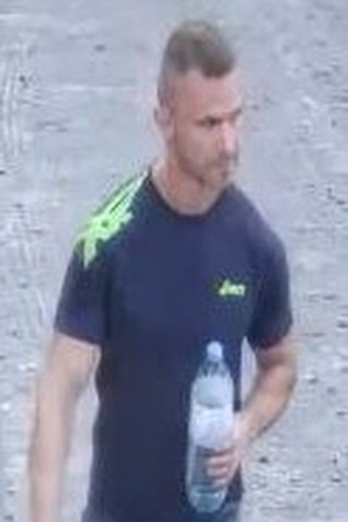 Mit diesem Foto fahndet die Duisburger Polizei nach einem mutmaßlichen Räuber.