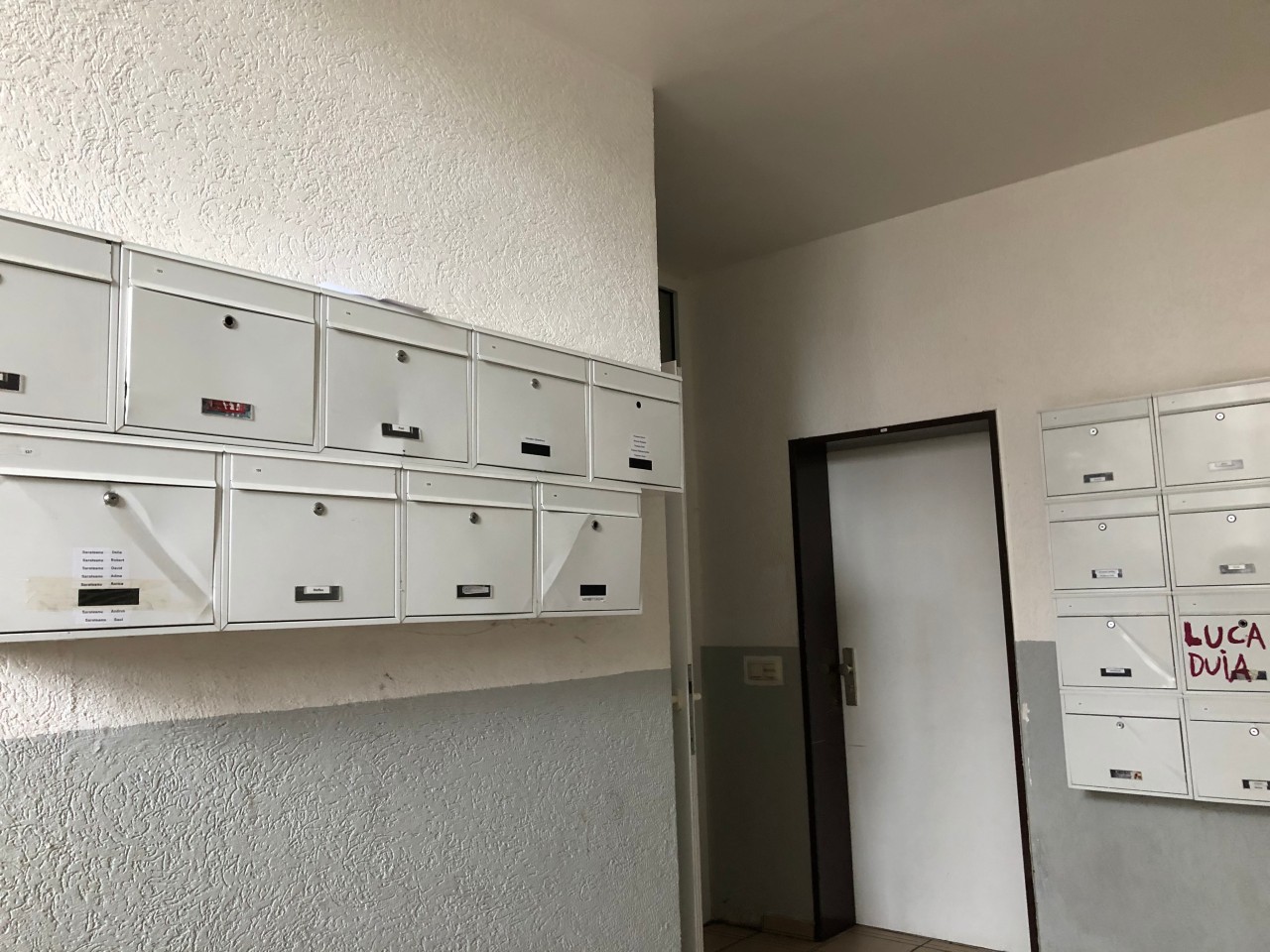 Ein Blick ins Treppenhauses eines Mehrfamilienhauses mit der Nummer 5. Die Briefkästen hier sind seit Wochen leer.