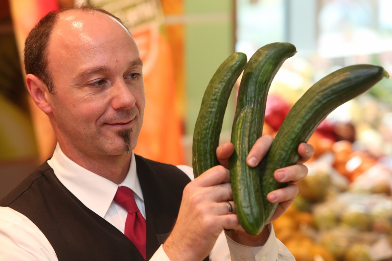 Marktleiter Michael Brück ist überrascht von den "krummen Gurken".