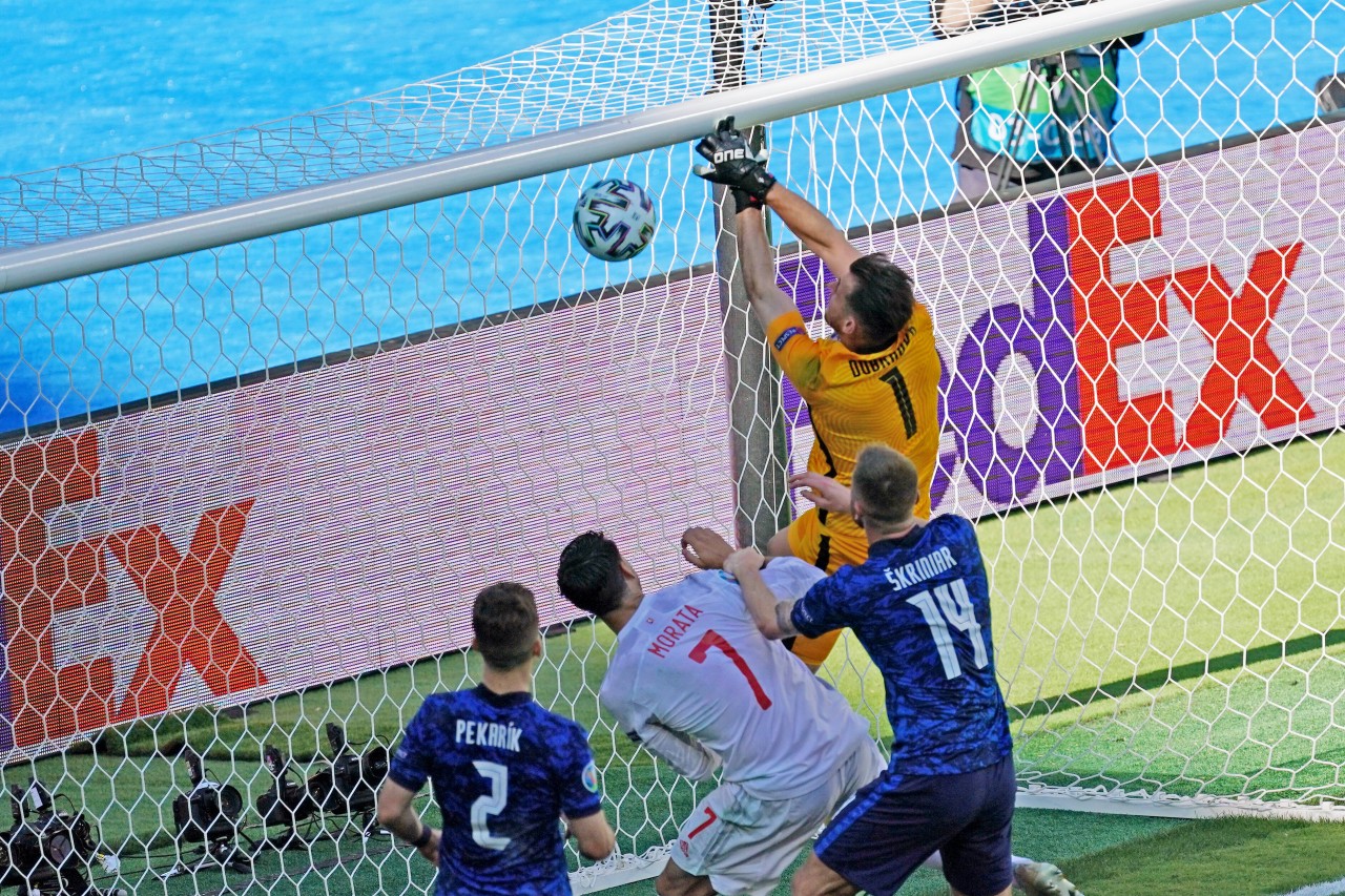 Mit diesem Eigentor weckt Keeper Martin Dubravka Erinnerungen wach. 