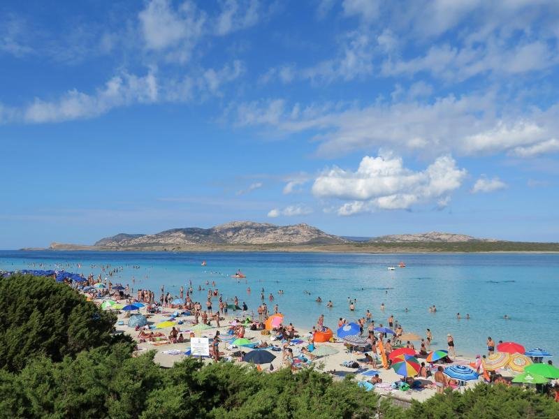 Ein bekanntes Ziel auf Sardinien: Am Strand von La Pelosa soll die Zahl der Besucher auf 1500 am Tag begrenzt werden.