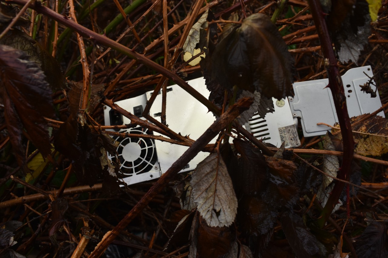 Auch Elektroschrott liegt am Rande der Friedhofstraße in Bochum.