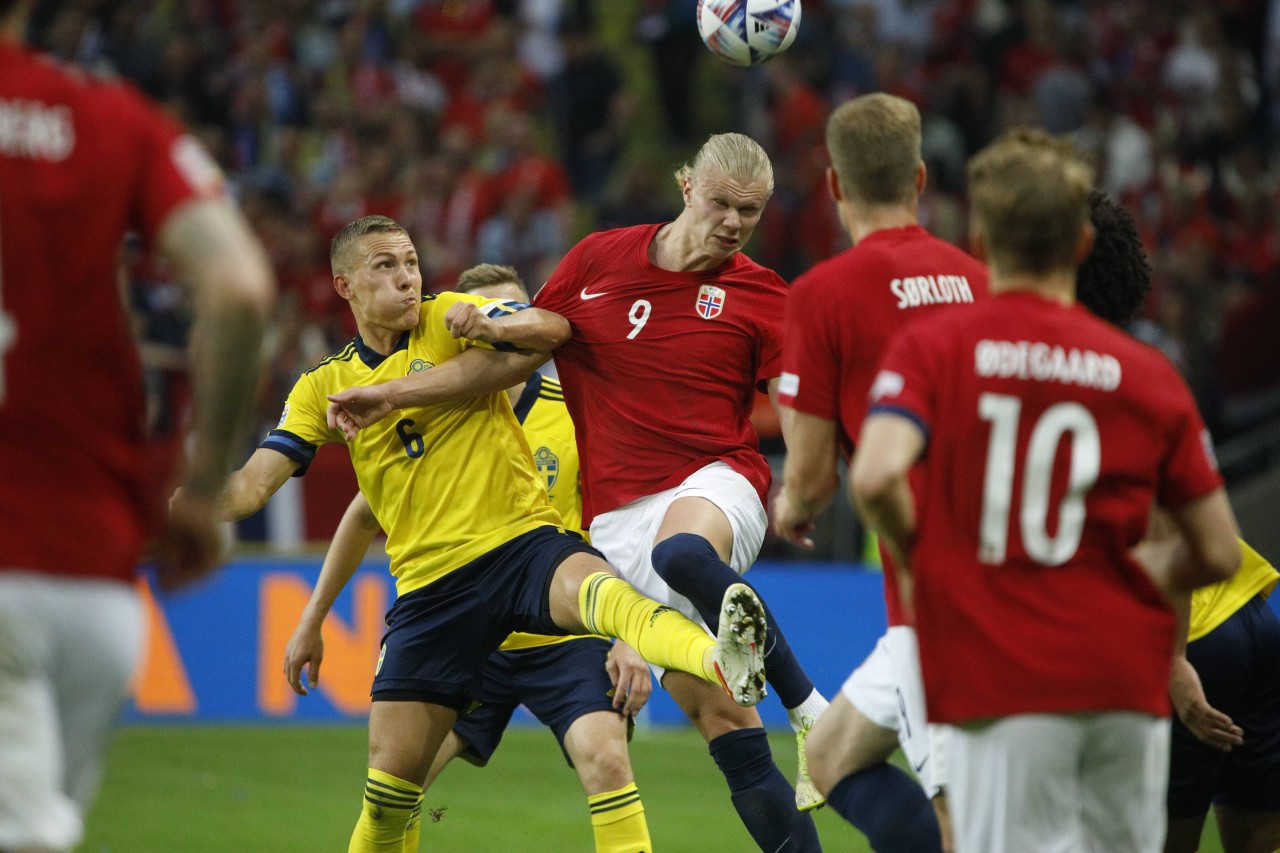 Ludwig Augustinsson (l.) im Zweikampf mit Erling Haaland.