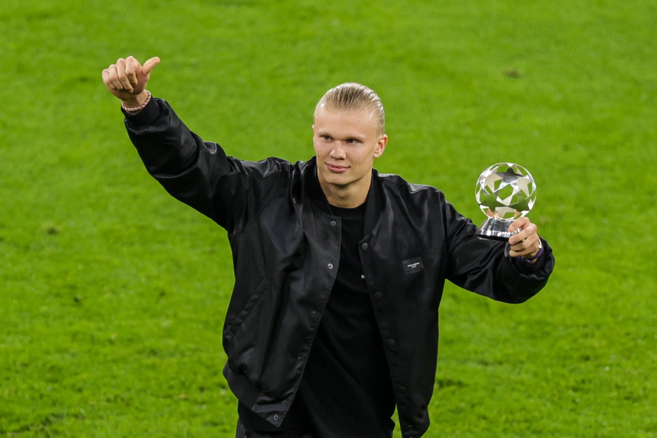 Ist bei vielen Vereinen hoch im Kurs: Erling Haaland. Hier zu sehen mit der Auszeichnung für den besten Stürmer der Champions Leauge Saison 2020/21.