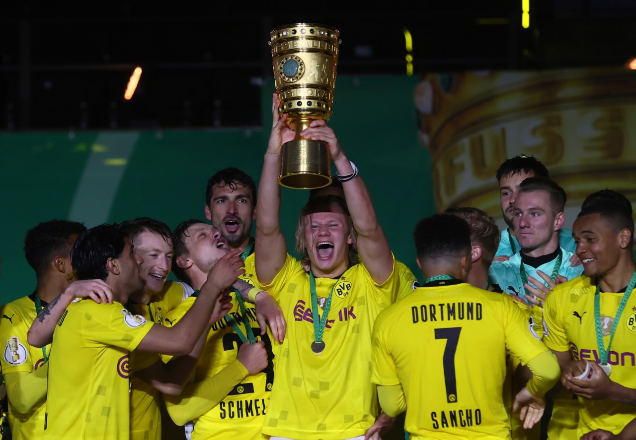 Erling Haaland streckt den Pokal in die Luft - vorher war er noch anders aufgefallen.