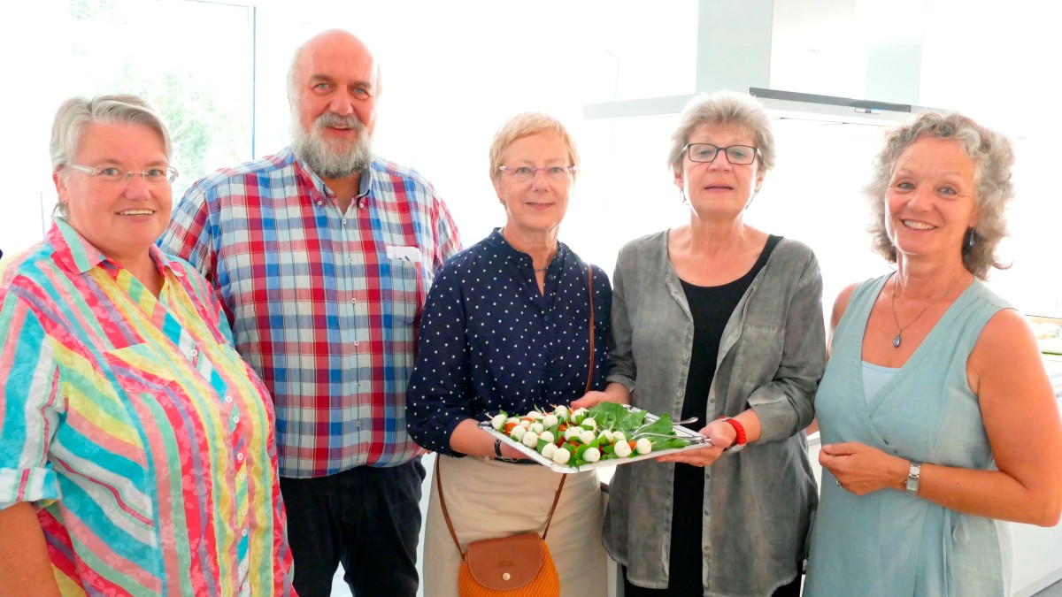 Bei der Eröffnung der LeibSeeleKüche mit dabei (von links): Angelika Waldheuer (Vorstand Ev. Frauenhilfe in Westfalen), Michael König, Vorsitzender Soester Tafel), Christiane Mackensen, (stellv. Bürgermeisterin der Stadt Soest), Pfarrerin Angelika Weigt-Blätgen (Geschäftsführerin  Ev. Frauenhilfe in Westfalen) und Regina Sybert-Goldstein (Familienbildung Ev. Frauenhilfe in Westfalen).