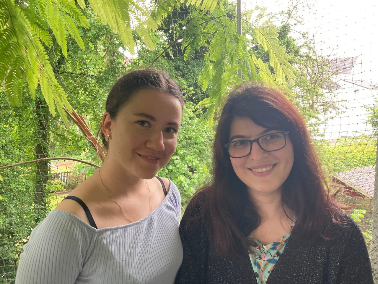 Essen: Ilona und Ana auf dem Balkon der Düsseldorfer Wohnung, in der die Ukrainerin die vergangen drei Monate gelebt hat (von links nach rechts.)