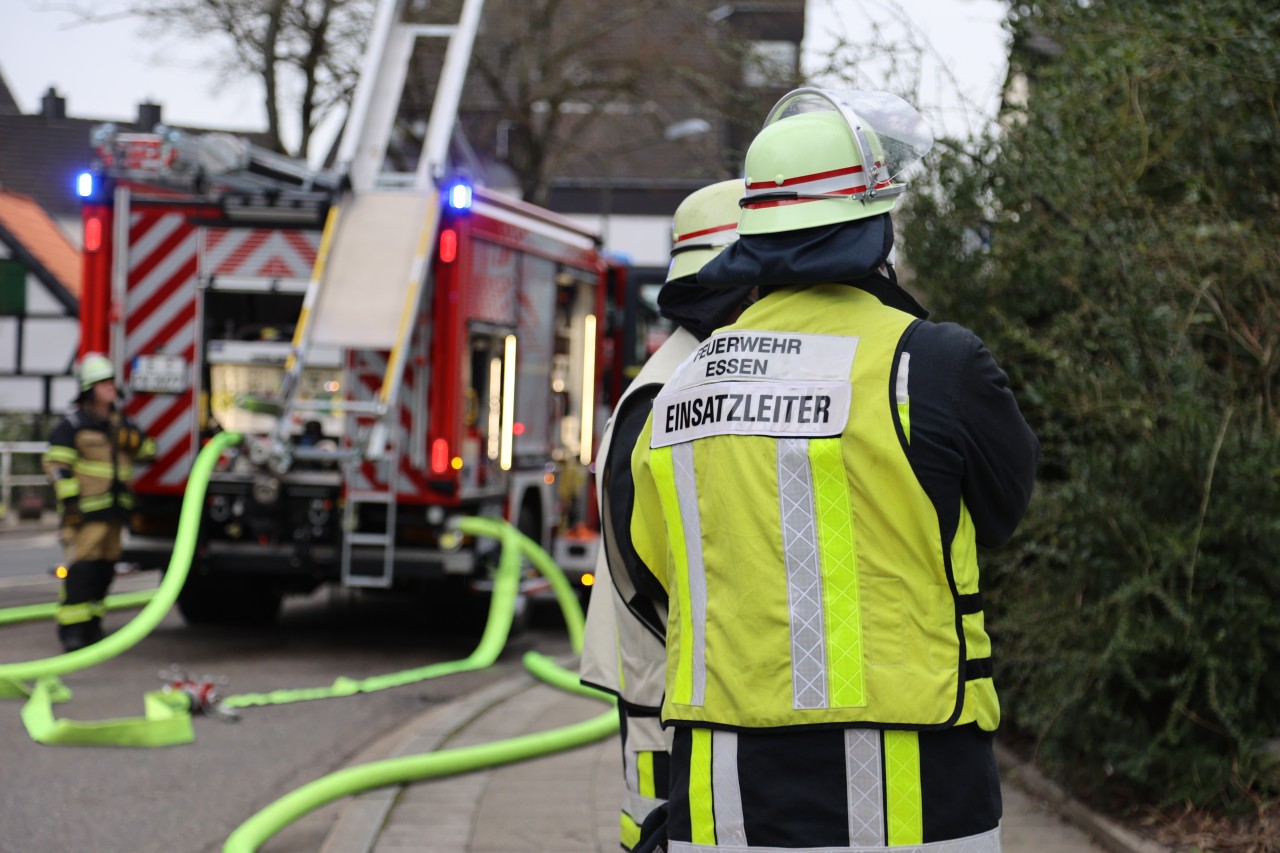 Essen: Die Feuerwehr löschte den Brand, während sich der Rettungsdienst um den verletzten Mitarbeiter kümmerte. (Symbolbild)