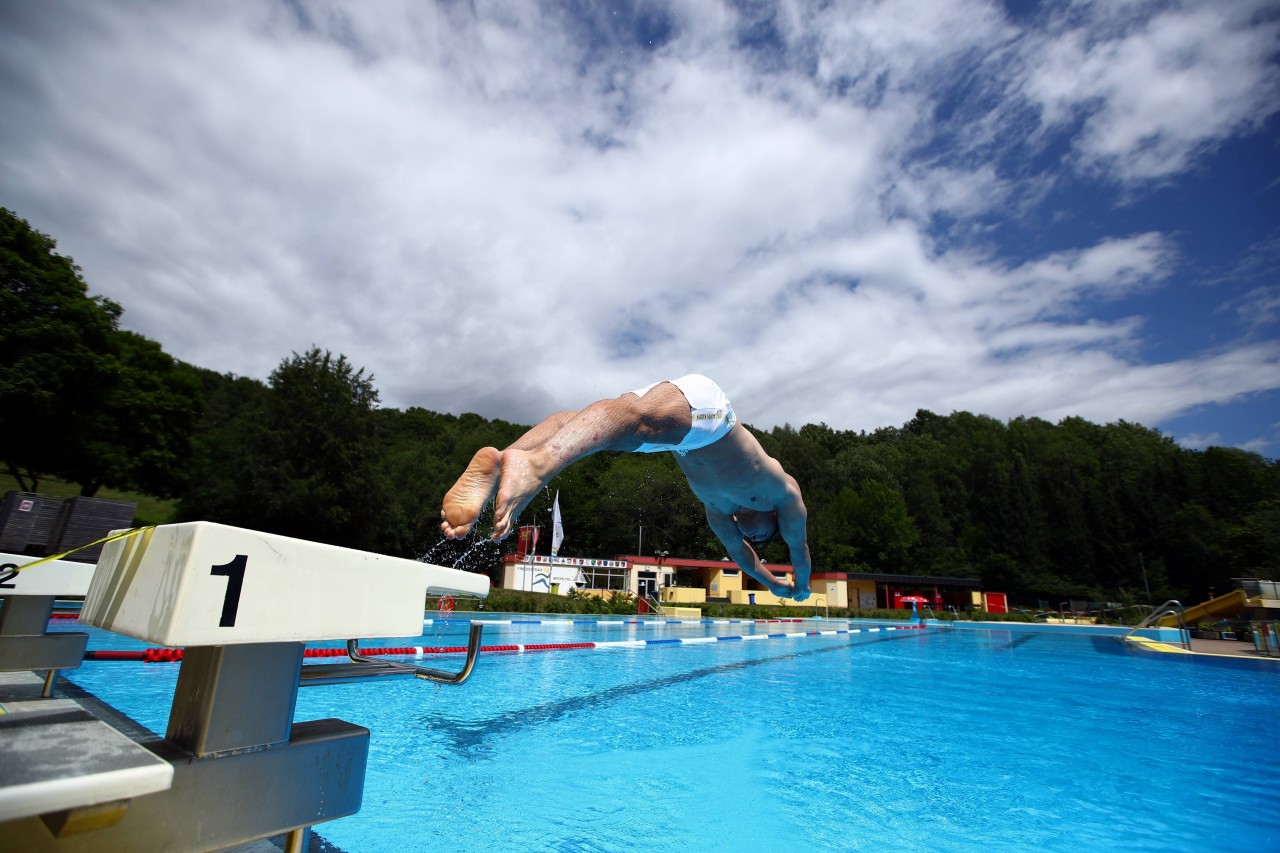 In Essen ist die Freibad-Saison eröffnet, doch es gibt zu wenig Rettungsschwimmer. (Symbolbild)