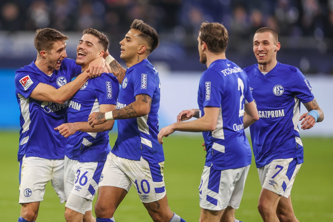 Da ist Darko Churlinov (r.) gerade in Fahrt gekommen, schon gibt es eine schlechte Nachricht für den FC Schalke 04