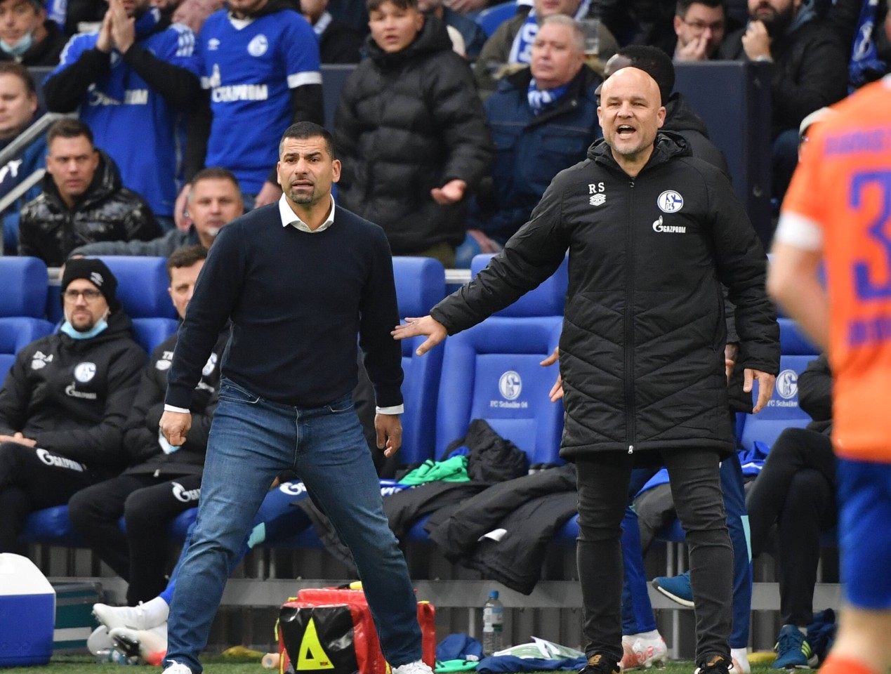 FC Schalke 04: Cheftrainer Dimitrios Grammozis (l.) kann im Topspiel gegen den Hamburger SV wieder auf der Bank Platz nehmen.