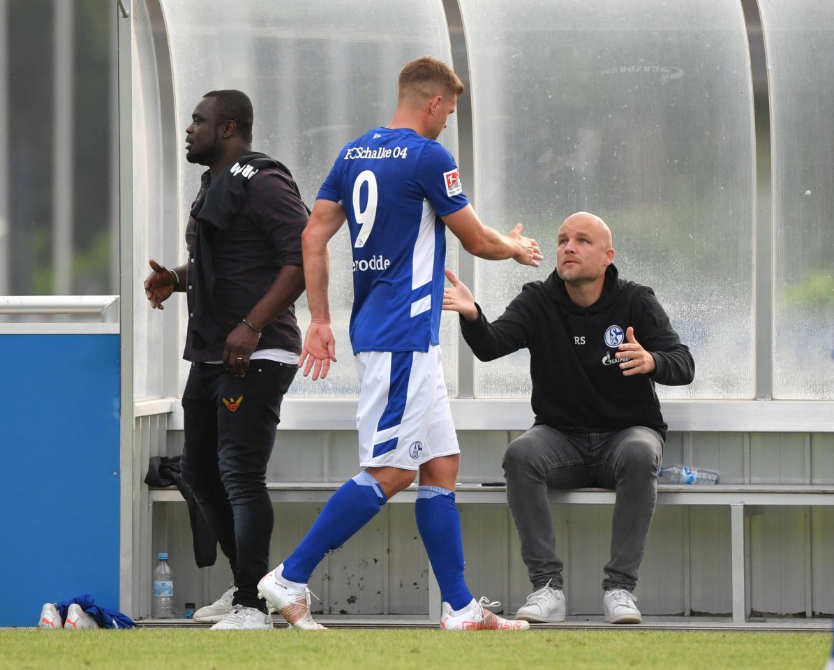 FC Schalke 04: Rouven Schröder klatscht mit Simon Terodde ab.