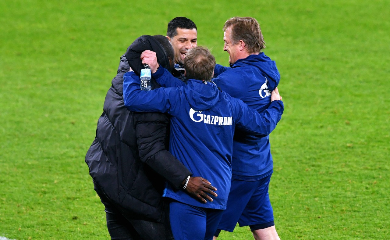 Das Trainerteam des FC Schalke 04 jubelte gemeinsam.