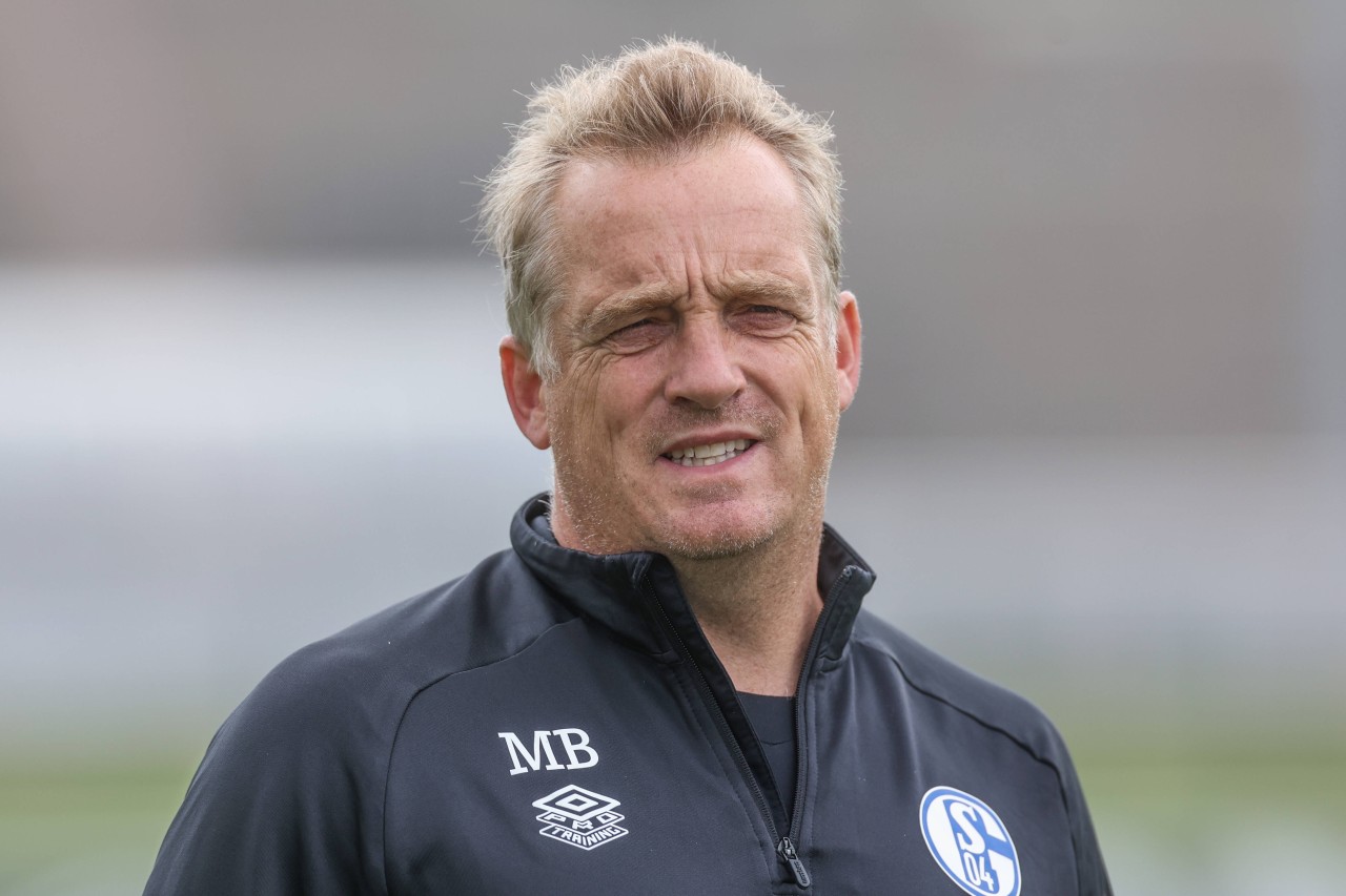 S04-Co-Trainer Mike Büskens ist schockiert über die Ausschreitungen während des Spiel.