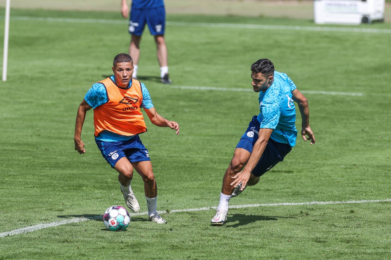 Der FC Schalke 04 ist Amine Harit (l.) und Ozan Kabak (r.) noch in diesem Transferfenster losgeworden. Zwei wichtige Abgänge bei den Königsblauen.