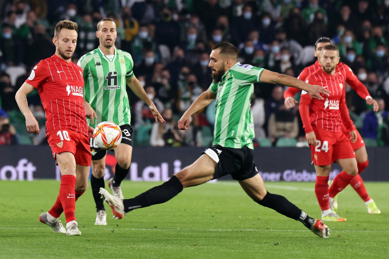 Ex-Schalker Ivan Rakitic (l.) ist seit 2020 wieder beim FC Sevilla.