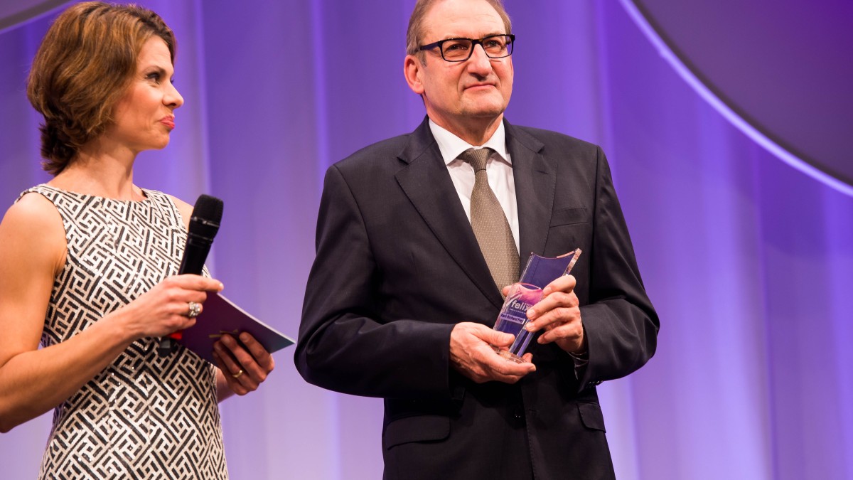 Moderatorin Anke Feller mit WestLotto-Geschäftsführer Theo Goßner zeichneten Karl-Richard Frey als NRWs Sportler des Jahres aus.