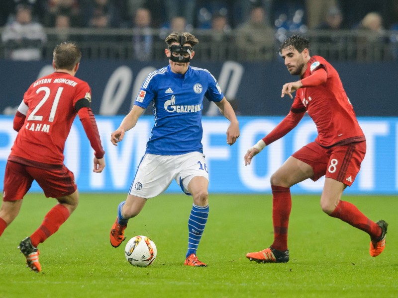 Und auch der Schalker Youngster Fabian Reese lief 2015 mit einer Maske auf. Bei seinem Bundesligadebut 2015 gegen die Bayern half sein Einsatz allerdings nicht weiter. Das Spiel ging 1:3 verloren. Reese stand auch auf dem Platz, als sich ...