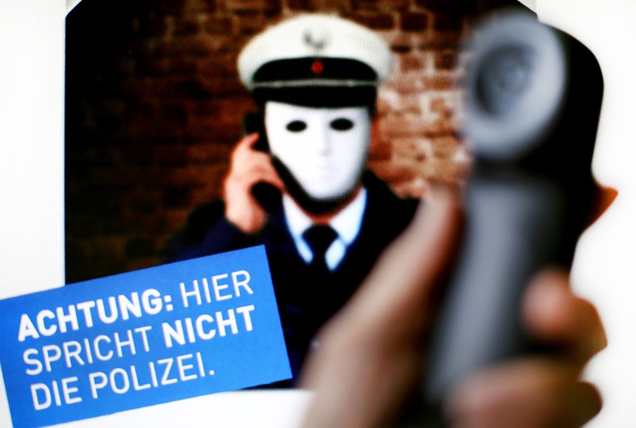 Die Polizei würde niemals um höhere Summen Bargeld bitten.