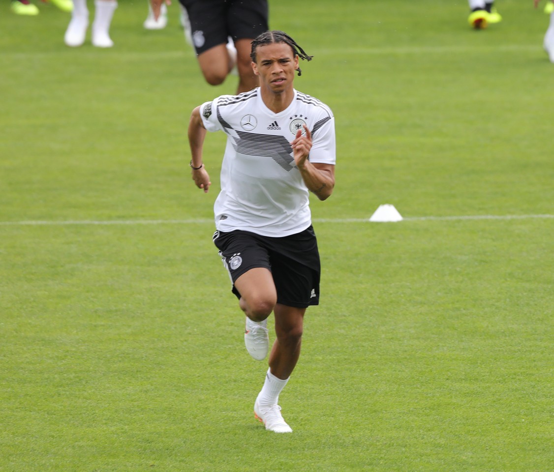 Im Trainingslager in Eppan tauchte Leroy Sané mit seiner neuen Frisur auf.