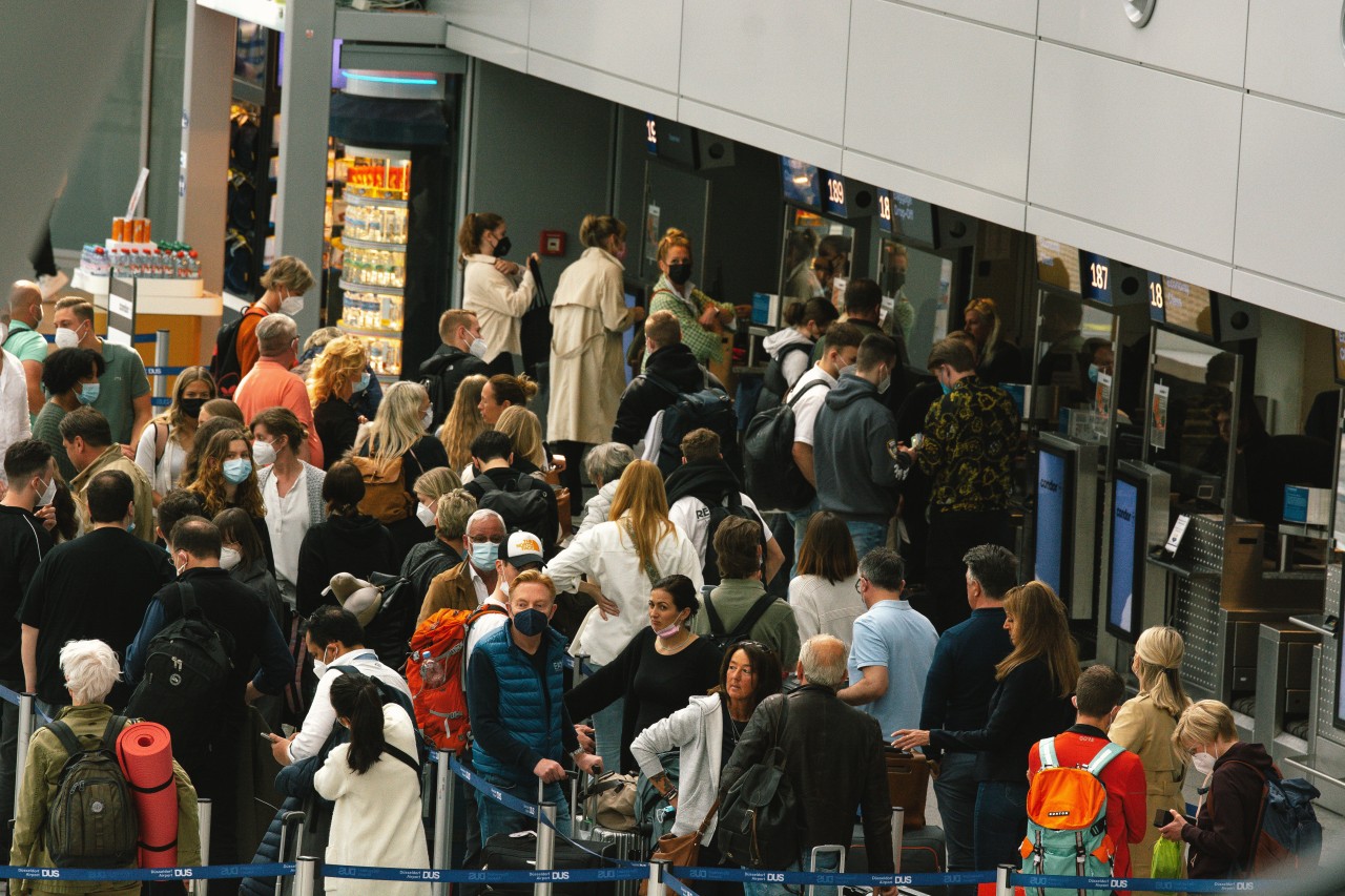 Flughafen Düsseldorf: Die langen Warteschlangen bereiten allen Beteiligten Kopfzerbrechen.