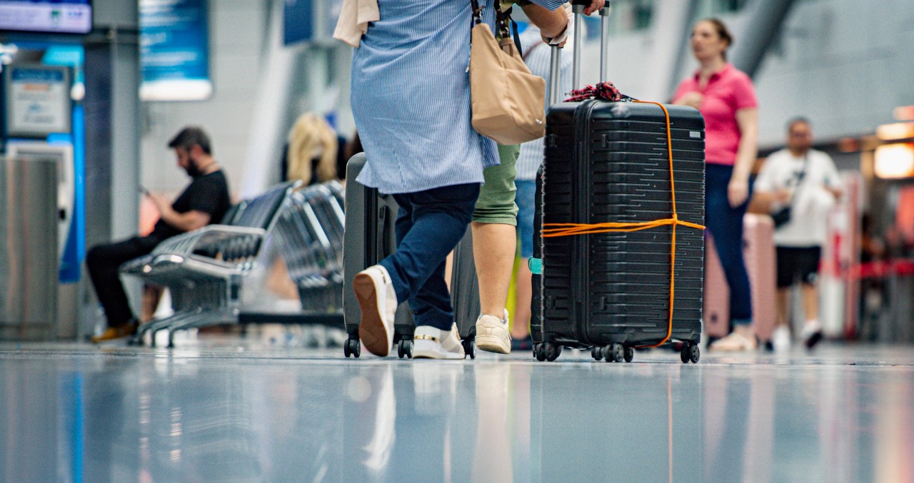 Am Flughafen Düsseldorf sitzt ein Reisender aus Österreich seit Tagen fest – und das ist nur die Spitze des Eisbergs seines Horrortrips. (Symbolbild)