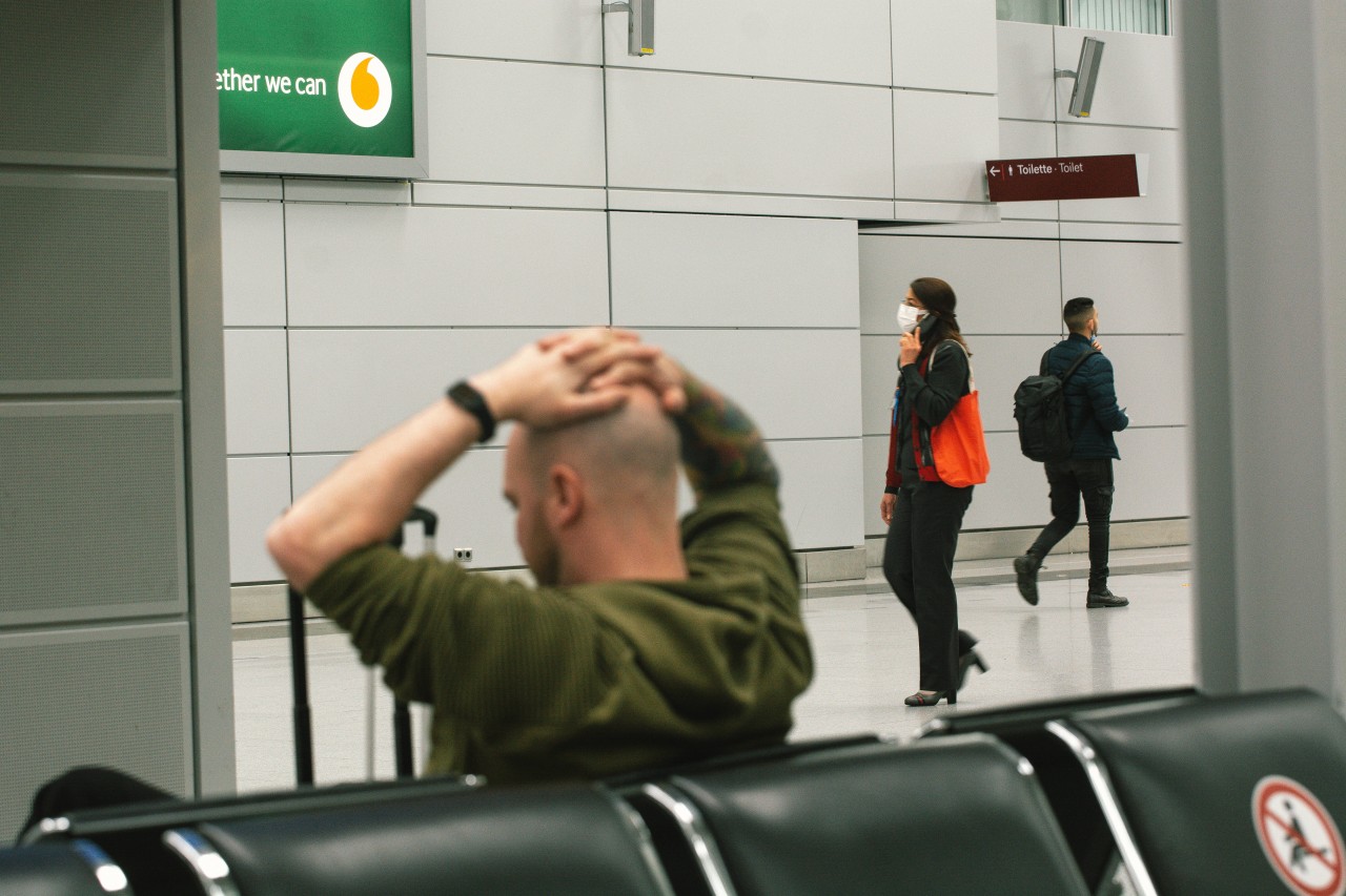 Am Flughafen Düsseldorf angekommen, muss ein Mann Böses befürchten. (Symbolbild)