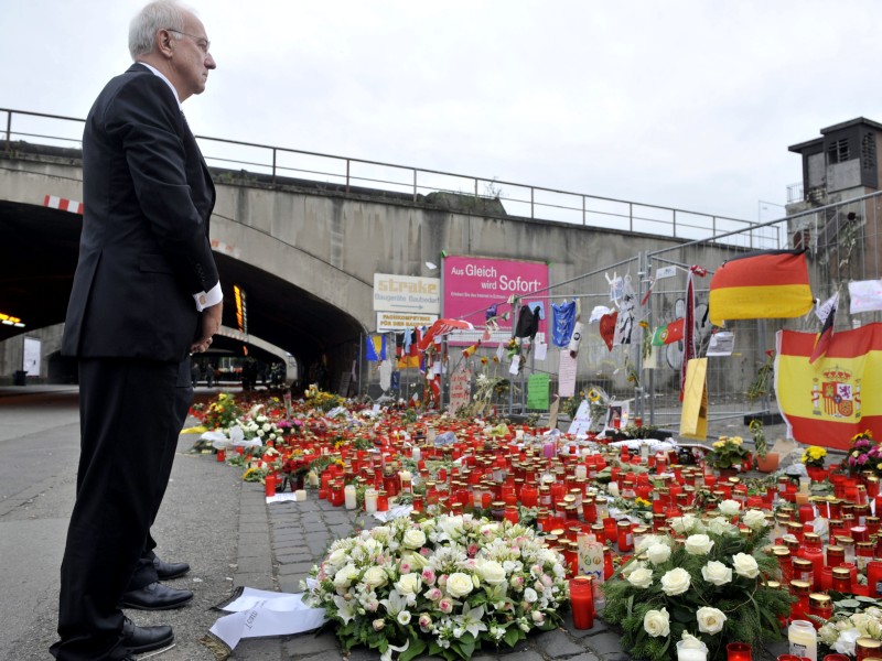 ... moralische Verantwortung zu übernehmen. In einem Gastbeitrag für die WAZ zum ersten Jahrestag der Duisburger Loveparade warf Pleitgen den Medien Versagen vor der Loveparade vor. Die „politische Klasse“ in Duisburg kritisierte er für ihr Verhalten nach der Katastrophe.