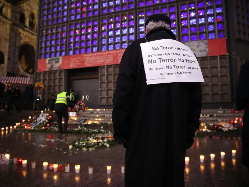 „No terror“ – „kein Terror“: Ein Schild mit diesen Worten trug ein Mann, der zur Gedenkstelle vor der Gedächtniskirche gekommen, war auf seinem Rücken.