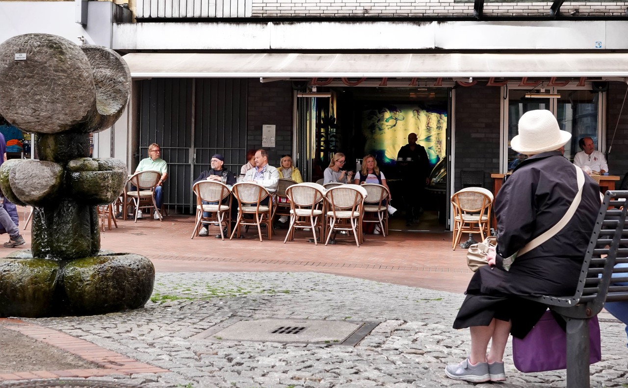 Gelsenkirchen: Das Eiscafé Botticelli an der Hochstraße in Gelsenkirchen-Buer. 