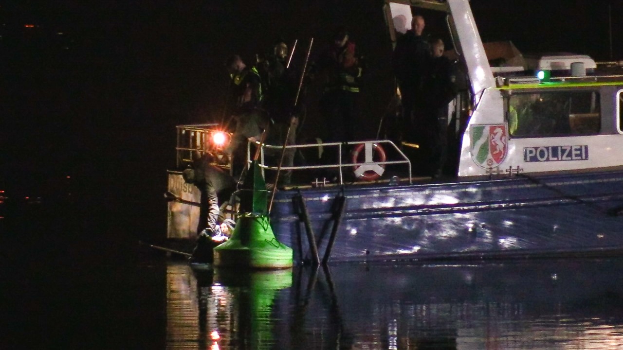 Die Polizei Gelsenkirchen zieht einen Mann aus dem Rhein-Herne-Kanal. 