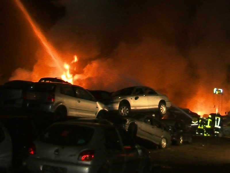 Großbrand auf Schrottplatz in Recklinghausen

Foto: Alexander Scherrer