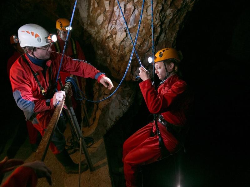 Diese Aufgabe wird von manchen gefürchtet: In der dunklen Höhle müssen sich die Urlauber abseilen.