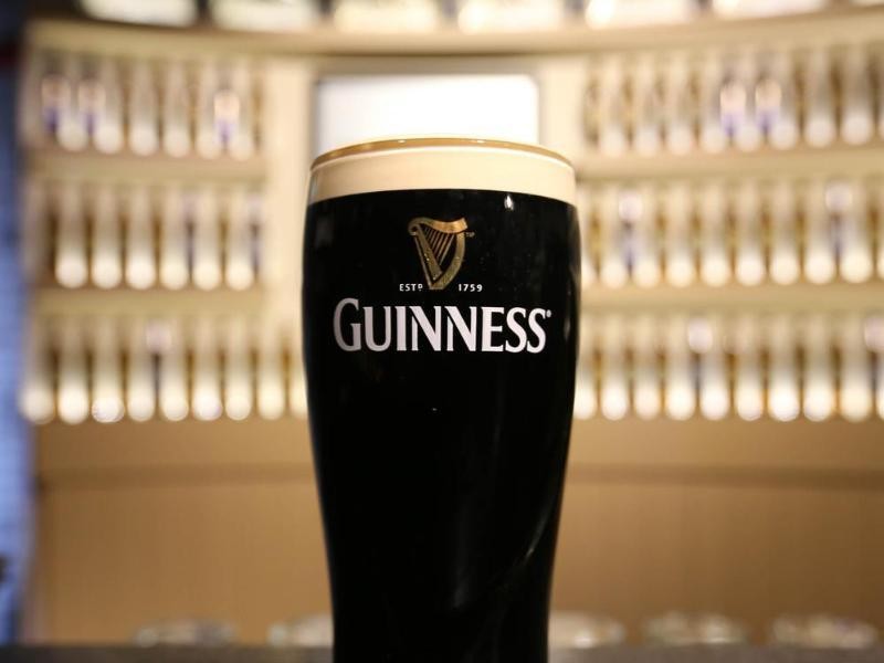 Weißer Schaum auf schwarzer Seele: So muss ein pefekt gezapftes Guinness aussehen.