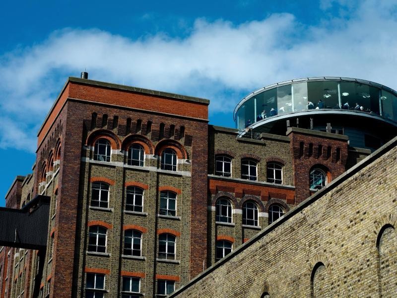 Moderne Architektur in altem Fabrikareal: Auf dem Dach des Guinness Storehouses liegt die moderne Gravity Bar.