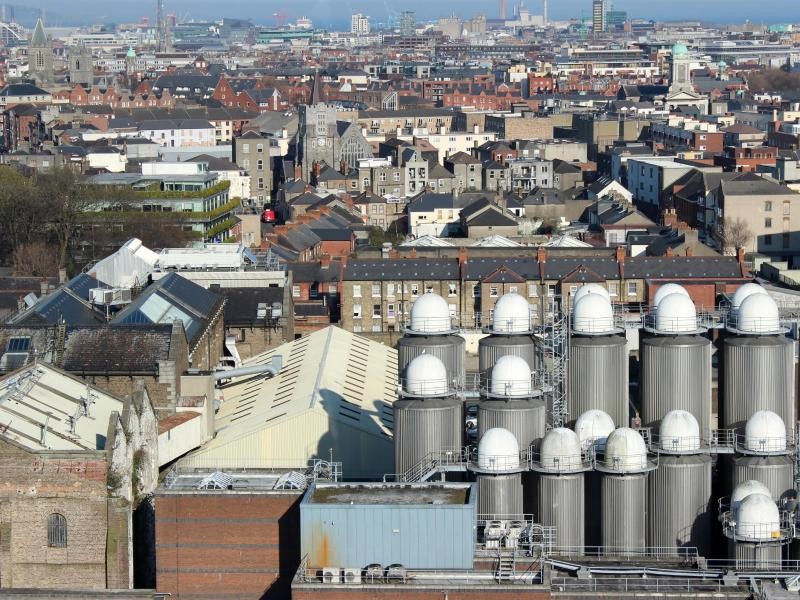 Über den Dächern Dublins: Blick aus der Gravity Bar auf dem Guinness Storehouse über die Stadt.