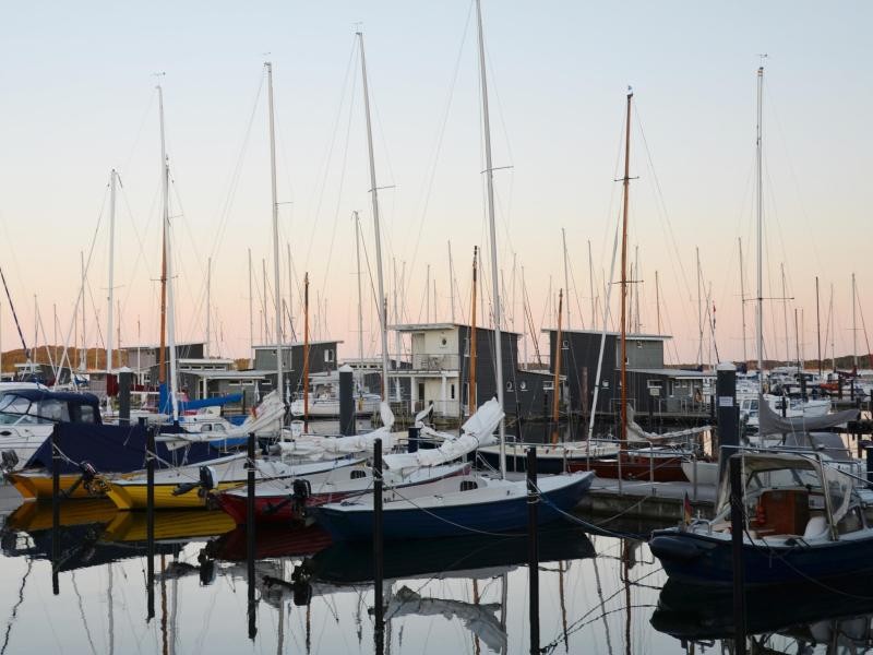 Rügens größte Marina: Am Hafen von Lauterbach finden 400 Boote Platz.