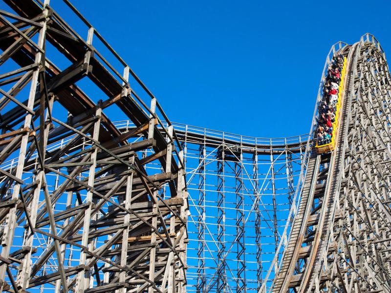 Hoch hinaus und schnell hinab: "Colossos" im Heide Park in Soltau ist die höchste Holzachterbahn in Europa.