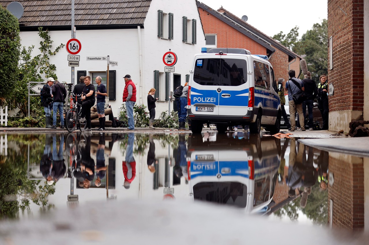 Ganz Deutschland schaute im Juli entsetzt nach NRW. Eine junge Frau nutzte die Aufmerksamkeit für sich aus. (Symbolbild)