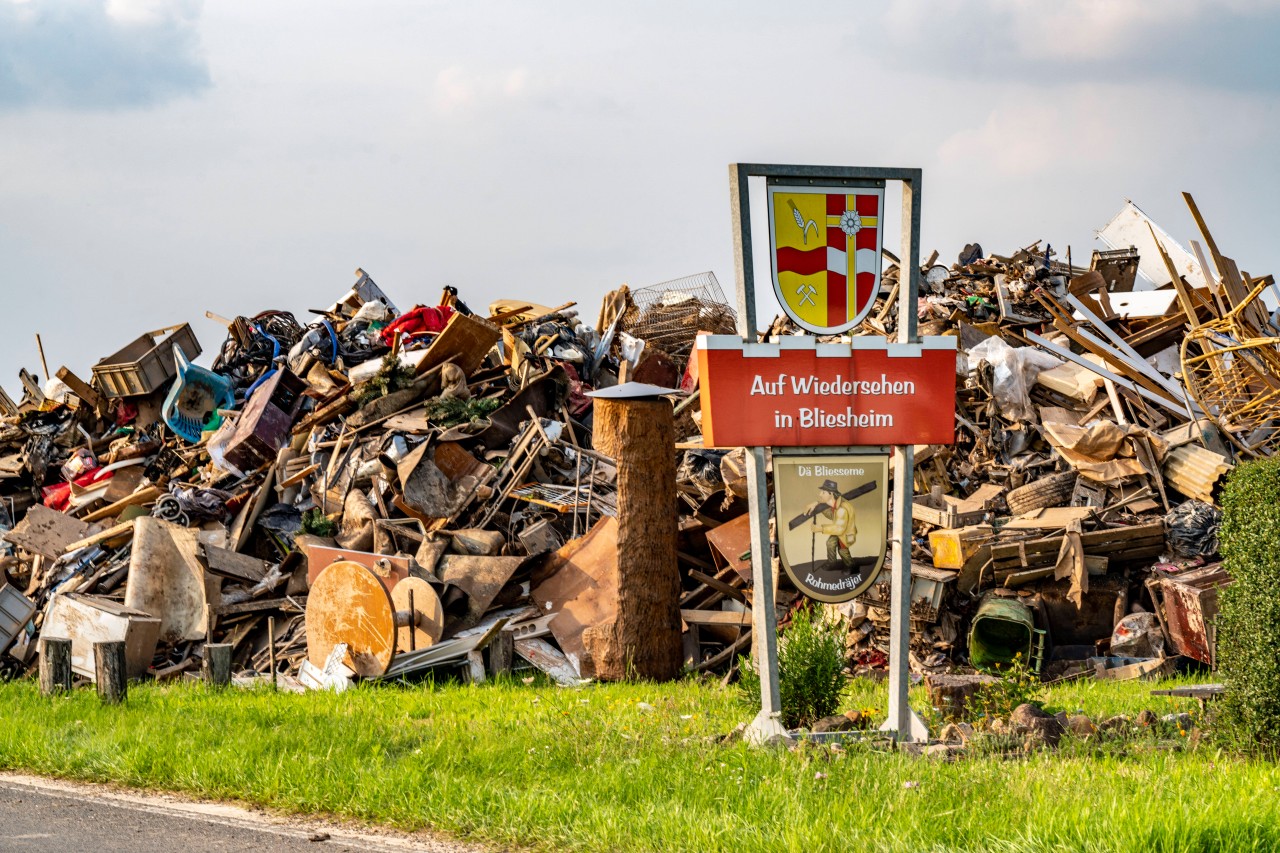 Hochwasser in NRW: Aufräumarbeiten in Bliesheim - keiner Mensch wird dort mehr vermisst.