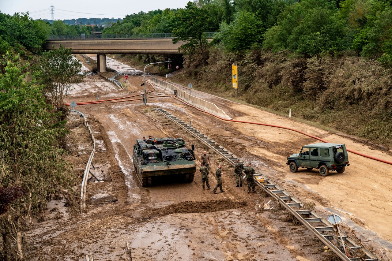 Hochwasser in NRW: Die B256 wird noch für lange Zeit nicht befahrbar sein.