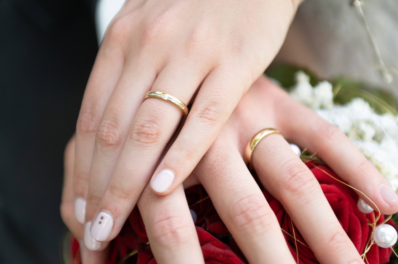 Hochzeit: Der Bräutigam verkraftete seine Niederlage nicht und ließ seine Wut darüber an seiner Frau aus. (Symbolbild)