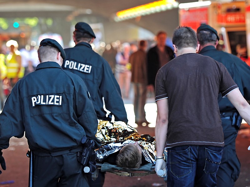 Doch das misslang offenbar. Als das Ordnerkonzept der Loveparade-Macher versagte, war die Polizei nicht in der Lage, die Sperrung der Eingänge durchzusetzen. Auch die Polizeiketten im Tunnel konnten den Druck der Massen nicht aufhalten. Sie wurden überrannt.