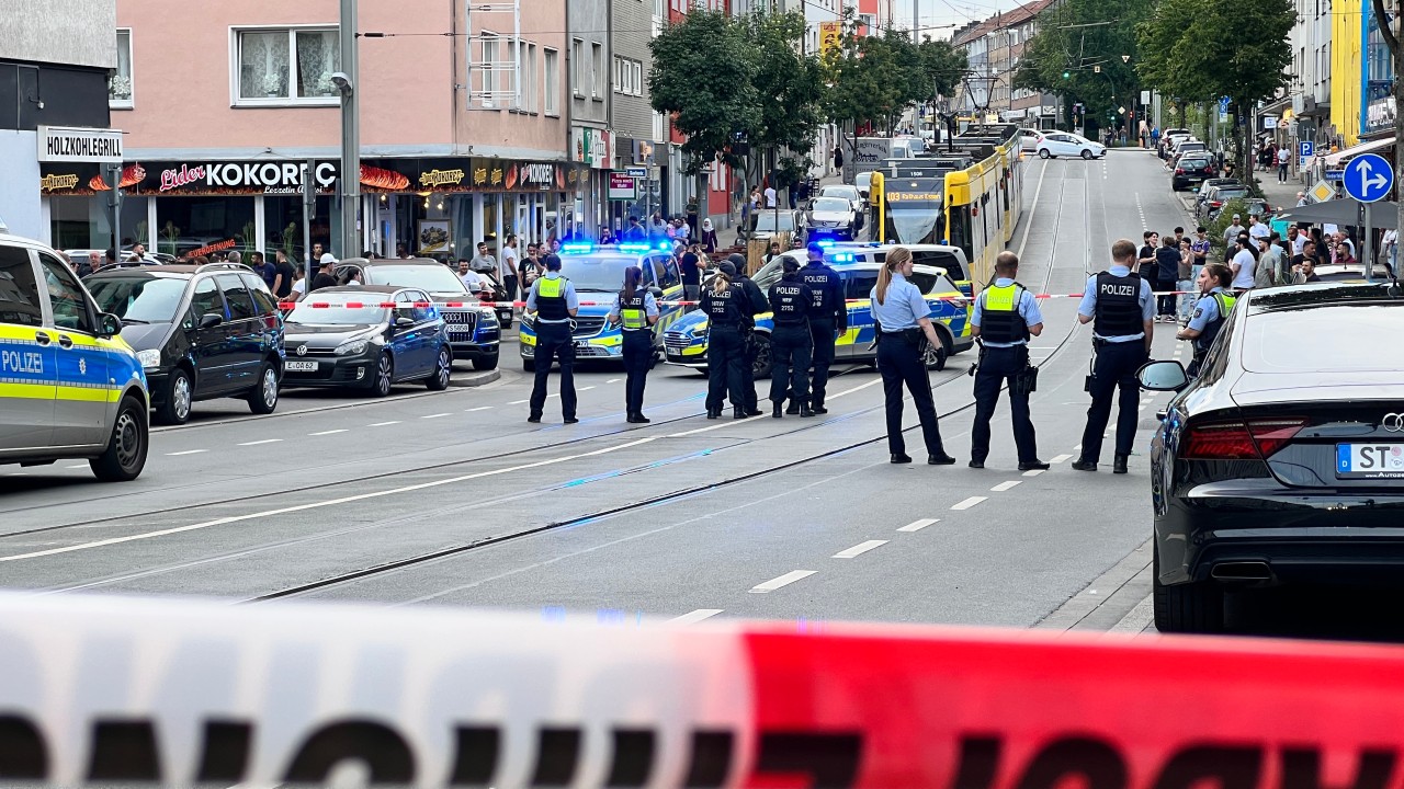 Auf der Altendorfer Straße in Essen gingen schätzungsweise mehrere dutzend Menschen aufeinander los.