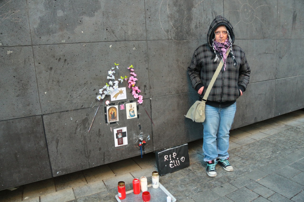 Sabine Dickmann (33) trauert am Mahnmal um ihre Freundin Elli.